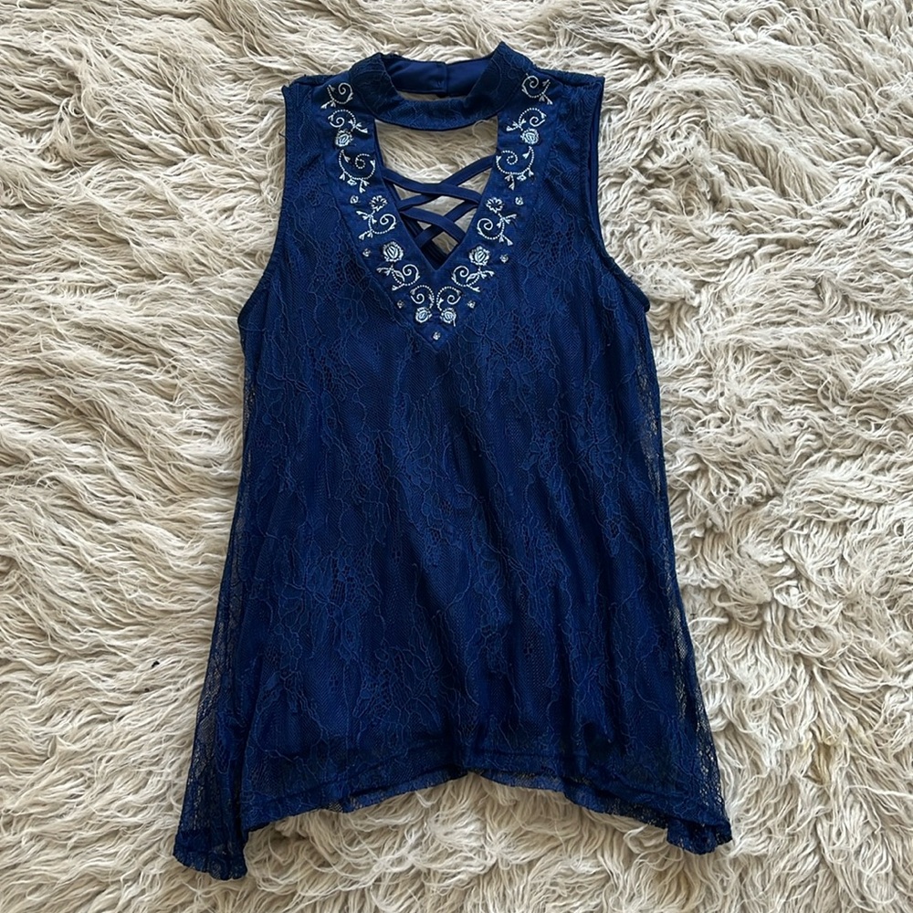 like new Miami blue white embroidered floral criss cross v neck tank top